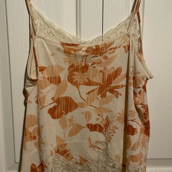 Beautiful 90s vibe cami with lace details - Picture 2 of 4